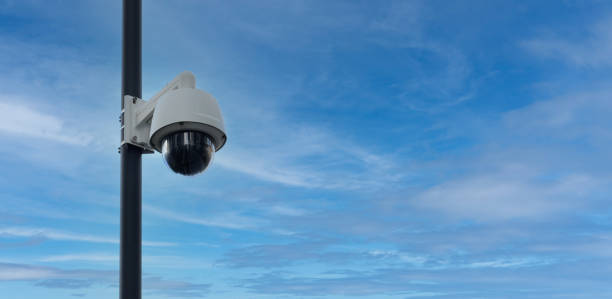 Real time Modern Online Security Panoramic CCTV camera surveillance system. An outdoor video surveillance ip-camera is installed on a metal post. Equipment system service for safety life or asset. sistema de vigilancia de cámara cctv panorámica de seguridad en línea moderna en tiempo real. una cámara ip de videovigilancia al aire libre está instalada en un poste de metal. servicio de sistema de equipos para la vida o activo de seguridad.