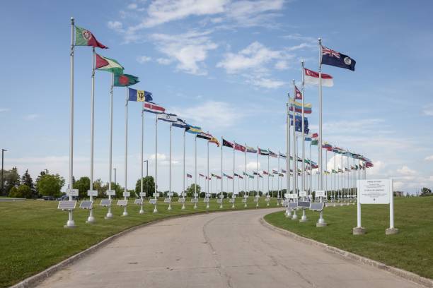 bandeiras na casa da moeda real canadense em winnipeg, manitoba, canadá - royal canadian mint - fotografias e filmes do acervo