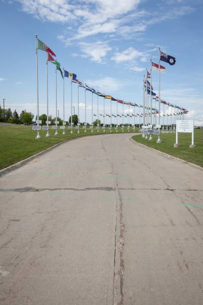 bandeiras na casa da moeda real canadense em winnipeg, manitoba, canadá - royal canadian mint - fotografias e filmes do acervo