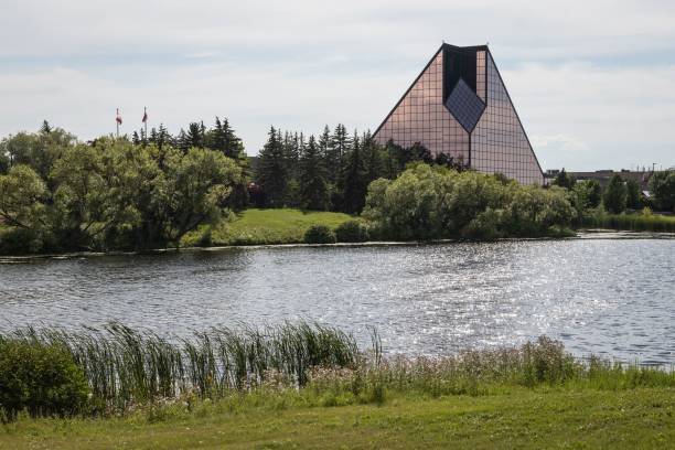 bela vista da casa da moeda real canadense em winnipeg, manitoba, canadá - royal canadian mint - fotografias e filmes do acervo