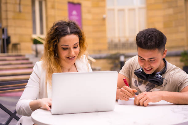 istock Spanish couple of entrepreneurs working with a computer - the concept of teamwork 1465502111