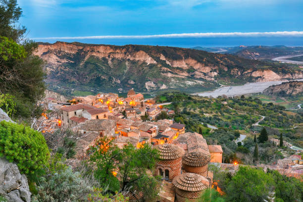 incredibile tramonto sul vecchio famoso borgo medievale di stilo in calabria. - italy calabria ancient city foto e immagini stock