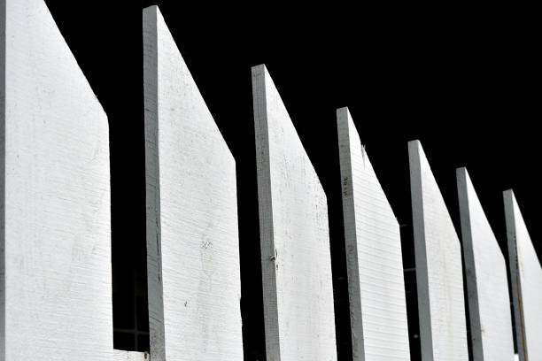 抽象的な白いピケットフェンス - picket line 写真 ストックフォトと画像