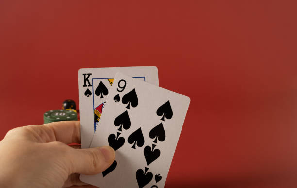 ポーカーをプレイし、赤い背景にカードキングと9の組み合わせ - nine of spades ストックフォトと画像