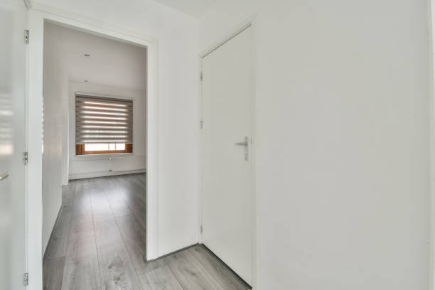 istock Interior of a white room with windows 1465520547