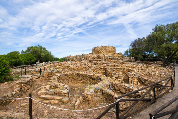 nuraghe la prisgiona, site archéologique nuragique en gallura - sardaigne - nuragic photos et images de collection