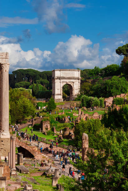 посещение римского форума - arch of titus стоковые фото и изображения