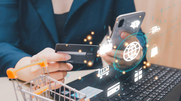 A woman holding a credit card and smartphone, which is paying online,Mobile payment with wallet app technology.Digital money transfer.The concept of e commerce online shopping. una mujer sosteniendo una tarjeta de crédito y un teléfono inteligente, que está pagando en línea, pago móvil con tecnología de aplicación de billetera. transferencia de dinero digital. el concepto de comercio electrónico de compras en línea.