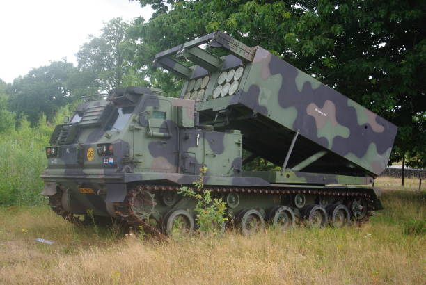 royal netherlands army, m270 multiple launch rocket system, m270 mlrs, at national military museum, soesterberg, - mlrs imagens e fotografias de stock