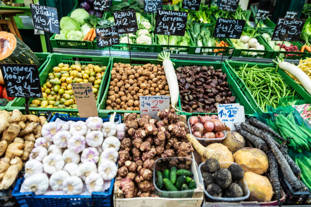 istock Fruit and vegetable shop in Naschmarkt, Vienna, Austria 1465537209
