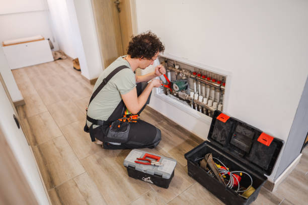 repairmen fixing a problem with underfloor heating pipes - heating engineer imagens e fotografias de stock