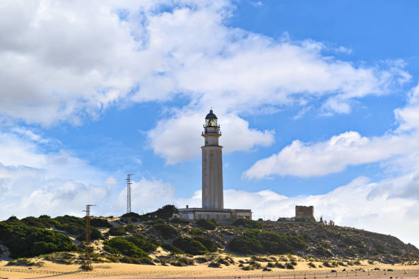 vistas do farol de cape trafalgar, cádis - praça trafalgar - fotografias e filmes do acervo