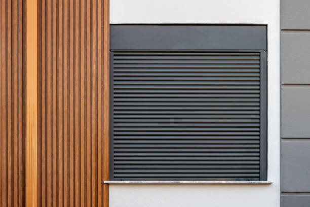 o edifício cuja fachada é coberta com painéis de pvc estampados de madeira e cuja janela é feita de persianas - wood cladding - fotografias e filmes do acervo