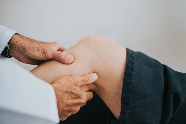 istock Patient with knee pain in doctor's office 1465573035