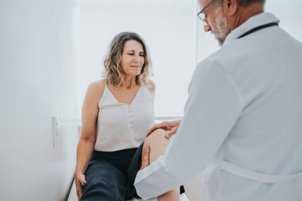 istock Patient with knee pain in doctor's office 1465573036