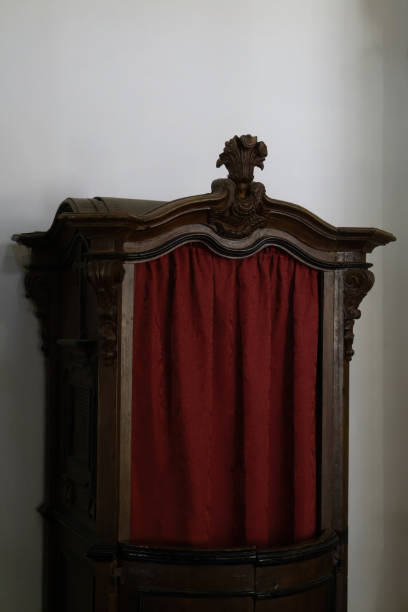 cabine confessionnelle en bois antique avec rideau rouge - confession booth curtain church nobody photos et images de collection