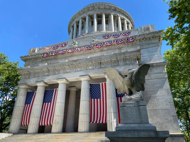 istock Grant’s Tomb with American flags 1465580410