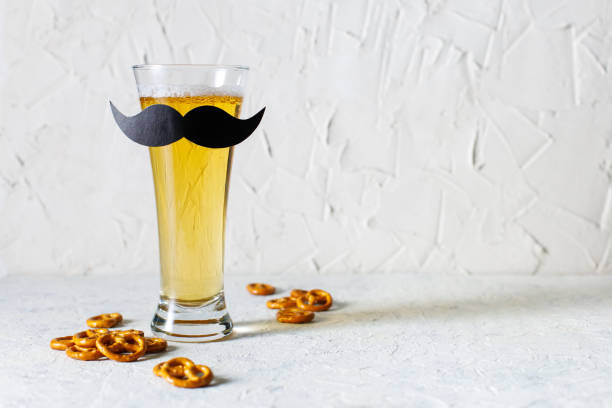 copo com cerveja e bigode. movember. conceito de dia dos pais, despedida de solteiro, 23 de fevereiro - beer glass mustache beer color image - fotografias e filmes do acervo