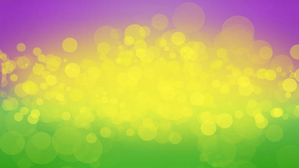 tło mardi gras z fioletowymi, żółtymi i zielonymi kolorami oraz abstrakcyjnymi rozmytymi światłami bokeh - mardi gras zdjęcia i obrazy z banku zdjęć