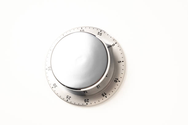 zegar mechaniczny srebrny na białym tle - timer cooking domestic kitchen time zdjęcia i obrazy z banku zdjęć