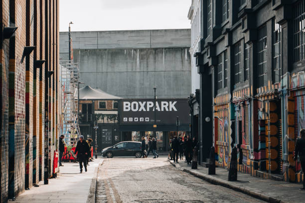 vista del centro comercial de contenedores de envío boxpark shoreditch, londres, reino unido, desde una calle cercana, enfoque selectivo en el fondo. - east london fotografías e imágenes de stock