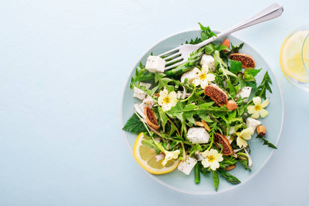 春のサラダタンポポ - salad fruit lettuce spring ストックフォトと画像