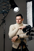 professioneller-gutaussehender-fotograf-mit-digitalkamera-auf-stativ.jpg?b=1&s=170x170&k=20&c=K8tlmTUJwospmB9Ir1-3qbOQhtFpEgP9lRcZPF1zQ84=