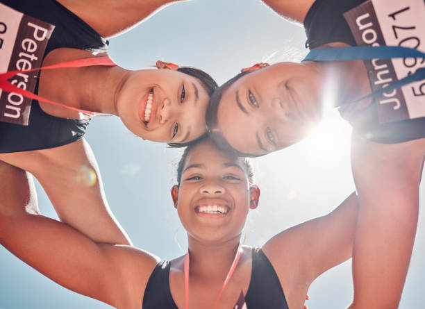 porträt, frauen und läufer im support huddle nach fitness-wettkampf von unten gegen blue sky mockup. sport, freunde und vertrauenskreis von sportlern verbinden sich in wellness, training und motivation - running track women running spring stock-fotos und bilder