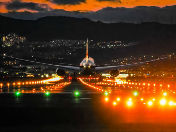 空港への着陸 - airport airplane landing red ストックフォトと画像