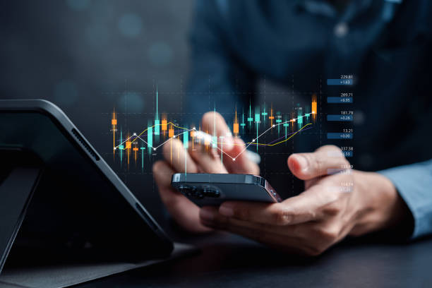 los empresarios inversores piensan antes de comprar inversión en el mercado de valores utilizando el teléfono inteligente para analizar los datos comerciales. análisis de inversores con gráfico bursátil en pantalla. mercado de valores financiero. - negociador bursátil fotografías e imágenes de stock