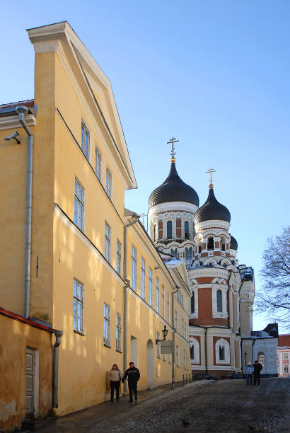 エストニアのタリンにあるアレクサンドル・ネフスキー大聖堂の近くの通りを歩く人々 - alexander wilson ストックフォトと画像