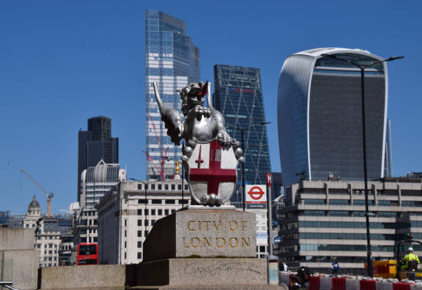 city of london dragon boundary mark and skyline, uk - london england bank of england bank skyline imagens e fotografias de stock