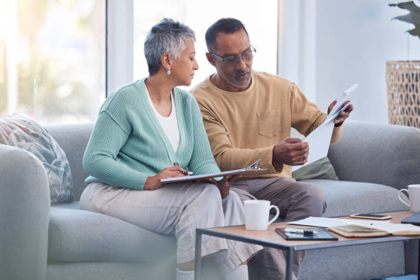 finances, documents et couple de personnes âgées sur canapé avec factures, paperasse et liste de contrôle d’assurance dans la gestion de la maison, de la vie ou des actifs, personnes noires âgées sur le canapé avec une dette financière, de retrai - health plan photos photos et images de collection