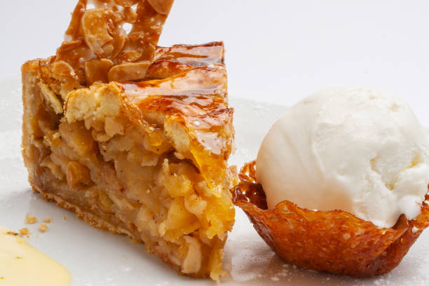 tarte aux - apple pie baked pastry crust apple photos et images de collection