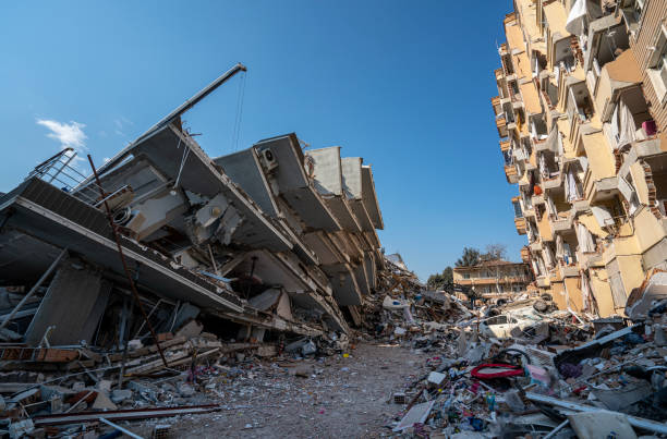 die trümmer eines eingestürzten gebäudes nach dem erdbeben, hatay, turkiye - erdbeben türkei stock-fotos und bilder
