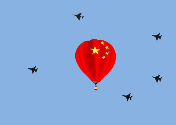 chiński balon szpiegowski z wojskowymi odrzutowcami. - chinese spy balloon zdjęcia i obrazy z banku zdjęć