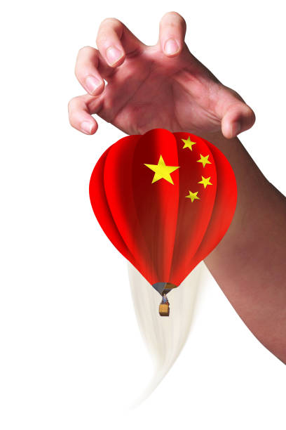 chiński balon nad ręką. - chinese spy balloon zdjęcia i obrazy z banku zdjęć