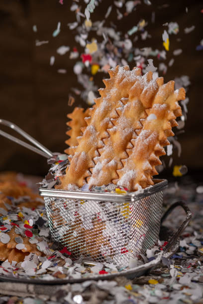 chiacchiere frappe Carnaval e açúcar de confeiteiro - foto de acervo