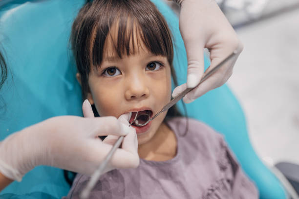 istock Little girl at the dentist 1465672239