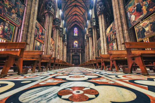 catedral de milão interior itália duomo - catedral de milão - fotografias e filmes do acervo