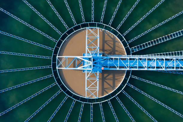 vista aérea superior da estação de tratamento de água potável. microbiologia da produção e distribuição de água potável, - esgoto - fotografias e filmes do acervo