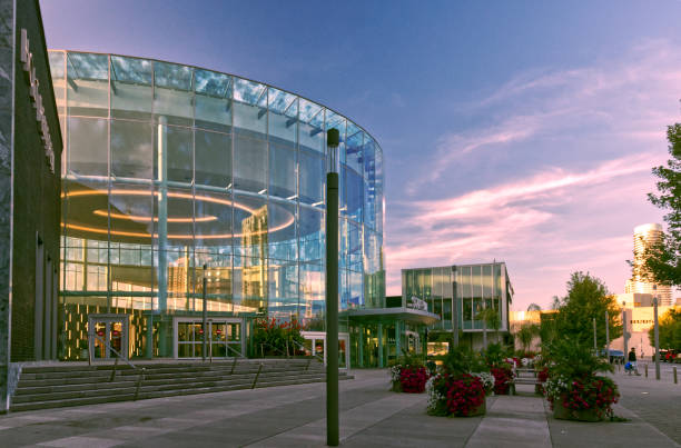 square one mall, mississauga, on, canadá, 27 de agosto de 2022. una de las muchas entradas al centro comercial. - downtown core fotografías e imágenes de stock