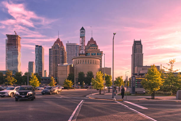 square one mall, mississauga, on, canadá, 27 de agosto de 2022. centro de la ciudad y ayuntamiento. - downtown core fotografías e imágenes de stock