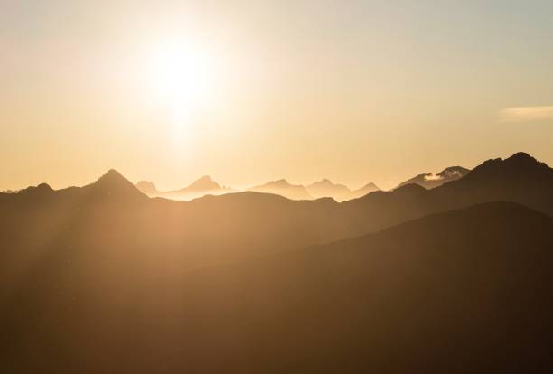 paesaggio alpino del paesaggio della natura del tramonto della montagna dal rifugio brewster costa occidentale otago alpi meridionali nuova zelanda - brewster foto e immagini stock