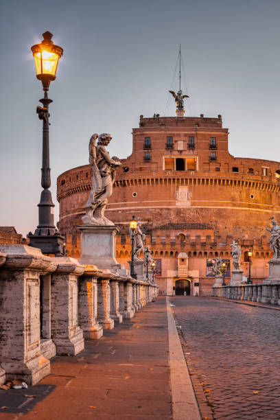 понте кастель сант анджело рим италия ночь - castel santangelo стоковые фото и изображения