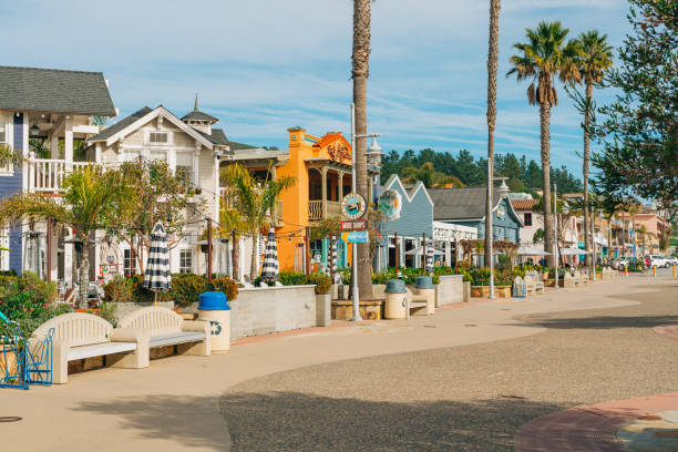 promenade de la ville d’avila beach remplie de restaurants, boutiques, patios, bancs et art. - san luis obispo county photos et images de collection