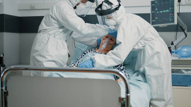 istock Medical team with protective uniforms using oxygen tube 1465762394