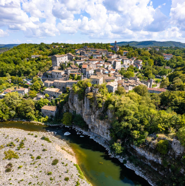 vista aérea de balazuc, uno de los pueblos más bellos de ardeche, sur de francia - ardeche fotografías e imágenes de stock