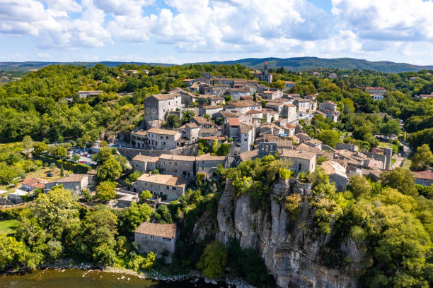 vista aérea de balazuc, uno de los pueblos más bellos de ardeche, sur de francia - ardeche fotografías e imágenes de stock