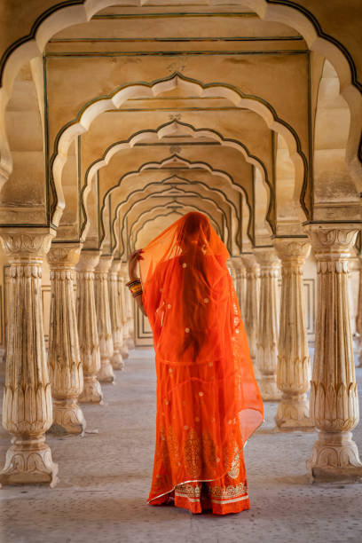 young indian woman posing in jaipur city - women rear view one person arch imagens e fotografias de stock